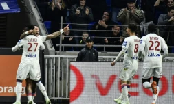 L'attaquant lyonnais Memphis Depay félicité par Maxwel Cornet et ses coéquipiers aprÚs son doublé contre Toulouse au Parc OL, le 1er avril  2018