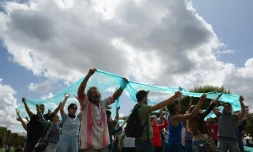 Des participants au Convoi de l'eau rassemblés sur le Champ de Mars à Paris, le 26 août 2023