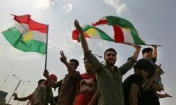 Des Kurdes irakiens agitent le drapeau kurde après le vote au référendum sur l'indépendance, le 25 septembre 2017 à Kirkouk