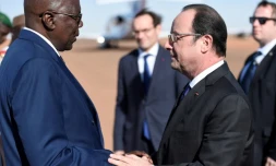 Le président français Francois Hollande (D) accueilli par le Premier ministre malien Modibo Keita à son arrivée le 13 janvier 2017 à Gao 