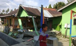 Photographie diffusée le 28 septembre 2018 par l'agence indonésienne de gestion des catastrophes (National Agency for Disaster Management, BNPB) montrant une maison effondrée après un séisme à Donggala dans le centre de l'île des Célèbes en Indonésie
