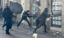 Des manifestants attaquent une agence immobiliĂšre lors du rassemblement national des "gilets jaunes", samedi 14 septembre Ă Nantes
