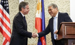 Le secrétaire d'Etat américain Antony Blinken (g) et son homologue philippin Enrique Manalo, le 19 mars 2024 à Manille