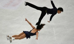 Les nouveaux champions du monde chinois Sui Wenjing et Han Cong lors du programme court des Mondiaux de patinage artistique, le 29 mars 2017 à Helsinki