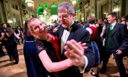Edgar Kogler, un "taxi danseur" de 49 ans avec une partenaire lors d'un bal au palais Hofburg, en Autriche, le 2 février 2018