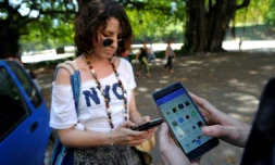 Des Cubains échangent des informations sur leurs tablettes et leurs smartphones via Zapya, une application permettant d'échanger des fichiers à courte distance, sans connexion filaire ni internet, le 14 février 2017 à La Havane