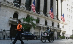 Des passsants devant le New York Stock Exchange (NYSE) à Wall Street (New York), le 3 août 2020