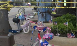 Des objets abandonnés lors de la fusillade à Highland Park, dans l'Illinois, le 4 juillet 2022