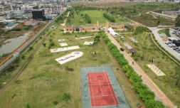 Vue aérienne, le 1er août 2025, de l'ancienne décharge d'Akouédo, à Abidjan, transformée en parc urbain