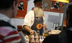 Un exposant allemand montre un bocal d'ail au Terra Madre Salone del Gusto du mouvement Slow Food Ă Turin le 22 septembre 2016