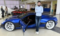 Mate Rimac devant sa "supercar" électrique à Zagreb, le 17 février 2016