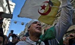 Des Algériens manifestent contre le gouvernement le 14 février 2020 à Alger