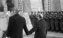 Francois Mitterrand et Helmut Kohl le 22 septembre 1984 à Douaumont