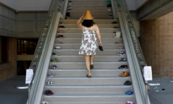 Bernadette Mack, une Canadienne de la nation Nuxalk, a déposé des chaussures d'enfants le 2 juin 2021 devant le tribunal de Kamloops (ouest du Canada) pour réclamer justice envers les victimes des pensionnats autochtones