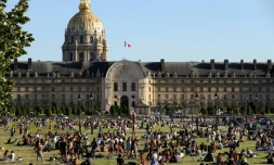 Des personnes prennent le soleil dans les jardins de l'Esplanade des Invalides, le 28 mai 2020 Ă Paris
