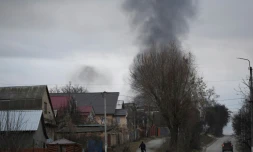 De la fumée de l'aéroport militaire ukrainien à Gostomel, prÚs de Kiev, le 24 février 2022