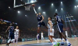 Le Français David Michineau marque un lay-up dans le match des  étoiles, le "All Star Game", disputé à Paris-Bercy, le 29 décembre 2021