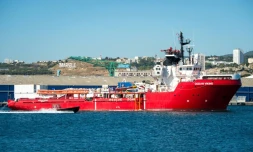 Le bateau affrété par SOS Méditerranée et Médecins sans FrontiÚres, l'Ocean Viking, dans le port de Marseille le 29 juillet 2019