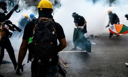 La police de Hong Kong tire des gaz lacrymogĂšnes sur une manifestation "anti-triades" Ă Yuen Long, le 27 juillet 2019