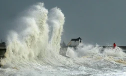 Des vagues frappent le port de Lesconil (ouest) le 3 février 2017