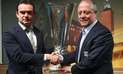 Bernard Lacombe (Ă droite) serre la main au directeur du football de l'Ajax Amsterdam, Marc Overmars, aprĂšs le tirage au sort des demi-finales de la Ligue Europa le 21 avril 2017 Ă Nyon, en Suisse