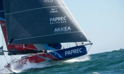 Le voilier "Arkea Paprec" skippé par Sébastien Simon lors du départ du Vendée Globe aux Sables-d'Olonne, le 8 novembre 2020 