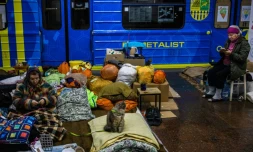 Des habitants de Kharkiv, en Ukraine, trouvent refuge dans une station de métro, le 19 mai 2022