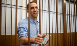 Le chercheur français Laurent Vinatier, accusé d'avoir recueilli des informations militaires russes sans s'enregistrer comme "agent étranger" dans un box d'accusés lors d'une audience au tribunal du district de Zamoskvoretsky, à Moscou, le 16 septembre 2024