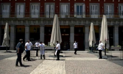 Préparatifs avant la réouverture d'un restaurant de la Plaza Mayor à Madrid, le 24 mai 2020