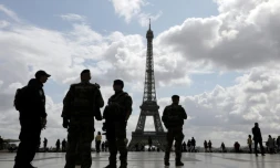 Des policiers et soldats de l'opération Sentinelle, le 12 septembre 2017, place du Trocadéro à Paris