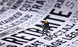 Une figurine sur des impressions liées à la réforme des retraites, le 18 janvier 2023 à Paris