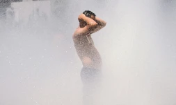 Un homme se rafraîchit dans une fontaine à Portland, dans le nord-ouest des Etats-Unis, le 28 juin 2021