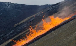 De la lave s'échappe des flancs d'un volcan près du mont Fagradalsfjall (Islande), le 26 août 2021