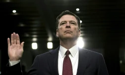 L'ancien directeur du FBI, James Comey, prĂȘte serment le 8 juin 2017 devant une commission du SĂ©nat Ă  Washington