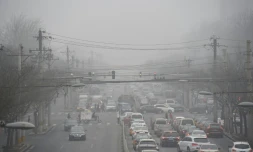 Des files de voiture prises dans un brouillard de pollution à Pékin, le 26 décembre 2015