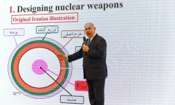 Le Premier ministre israélien Benjamin Netanyahu montre ce qu'il présente comme des "preuves" sur un plan nucléaire secret de l'Iran, le 30 avril 2018 à Tel-Aviv