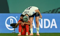 L'attaquante amĂ©ricaine Megan Rapinoe rĂ©conforte l'attaquante portugaise Jessica Silva Ă la fin du match de football du Groupe E de la Coupe du monde fĂ©minine entre le Portugal et les Ătats-Unis le 1er aoĂ»t 2023.