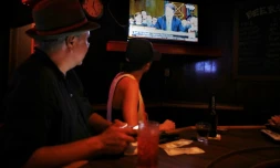 Des gens regardent l'audition Kavanaugh dans un bar de Los Angeles le 27 septembre 2018