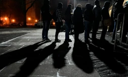 Des migrants font la queue devant une tente d'enregistrement à Berlin, le 5 janvier 2016