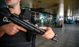 Un policier turc le 29 juin 2016 à l'aéroport international Ataturk à Istanbul