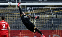 Le gardien suisse de Dortmund, Roman Buerki, ne parvient pas Ă arrĂȘter le lobe du milieu du Bayern Munich, Joshua Kimmich (pas sur la photo), lors du match de Bundesliga Ă Dortmund, le 26 mai 2020
