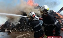 Pompiers intervenant sur un incendie (Photo d'archive)