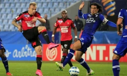 L'attaquant rennais Kamil Grosicki (f) face au défenseur bastiais François-Joseph Modesto, le 27 octobre 2015 à Bastia