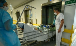 Un patient contaminé par le Covid-19 est transféré en soins intensifs, le 17 avril 2020 à l'hôpital Emile Muller de Mulhouse