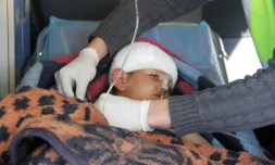 Un enfant syrien, Abdel Basset Al-Satuf (C) dans une ambulance à Al-Hbeit, dans la province d'Idleb le 17 février 2017 