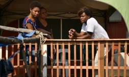 Kapera Patrick (d) vit avec d'autres homosexuels dans le village de Hanuabada, le 15 novembre 2018 à Port Moresby, en Papouasie-Nouvelle Guinée