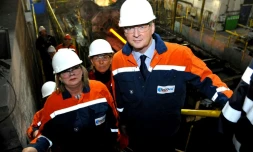 Bruno Le Maire (d) visite l'usine d'Ascoval Ă Saint-Saulve, dans le Nord, le 8 novembre 2012