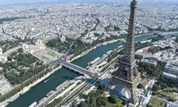 Vue aérienne de la tour Eiffel, le 14 juillet 2018 à Paris