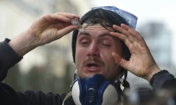 Un manifestant nettoie ses yeux au sérum physiologique après avoir reçu des gaz lacrymogènes, à Rennes, le 9 avril 2016 lors de la manifestation contre la loi travail