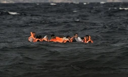 Des migrants arrivent sur l'ßle grecque de Lesbos, le 31 octobre 2015, aprÚs avoir traversé la mer Egée